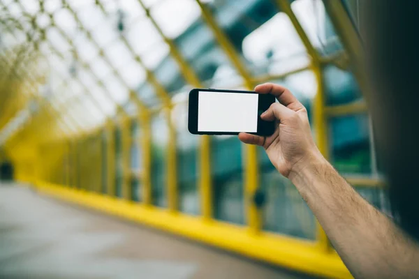 Cortar Mano Una Persona Irreconocible Tomando Fotos Mientras Sostiene Teléfono — Foto de Stock