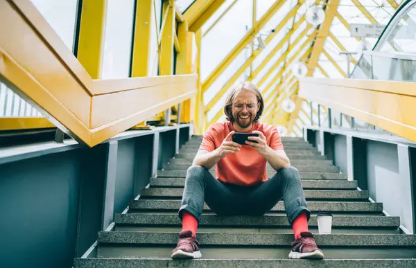 Dari Bawah Pria Trendi Hipster Ceria Duduk Tangga Dan Tertawa — Stok Foto