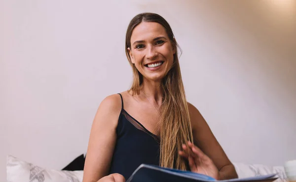 Retrato Mulher Bonita Alegre Olhando Para Câmera Escolhendo Bebida Refeições — Fotografia de Stock