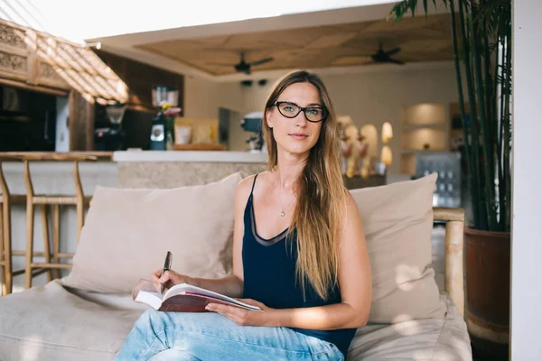 Pensivo Inteligente Hipster Menina Óculos Para Correção Visão Segurando Livro — Fotografia de Stock