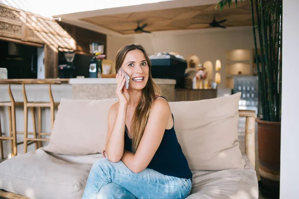 Retrato Mulher Caucasiana Alegre Desgaste Casual Olhando Para Câmera Satisfeita — Fotografia de Stock