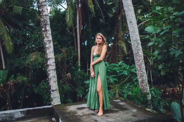 Jeune Dame Blonde Aux Cheveux Bouclés Robe Verte Moulante Debout — Photo