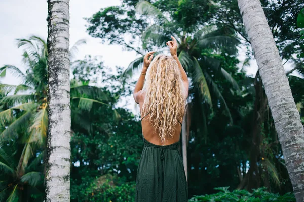 Vista Posterior Una Mujer Irreconocible Bien Formada Con Cabello Largo — Foto de Stock