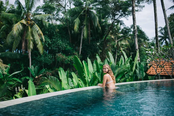 Zijaanzicht Van Een Mooie Vrouw Met Golvend Mooi Haar Het — Stockfoto