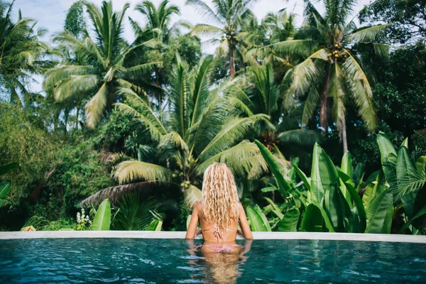 Visão Traseira Mulher Magra Com Cabelo Claro Ondulado Trajes Banho — Fotografia de Stock