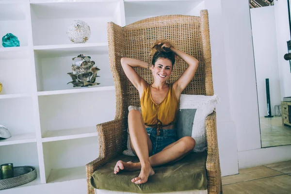 Pacifico Positivo Sorrindo Bronzeado Descalço Mulher Casual Desgaste Posando Confortável — Fotografia de Stock