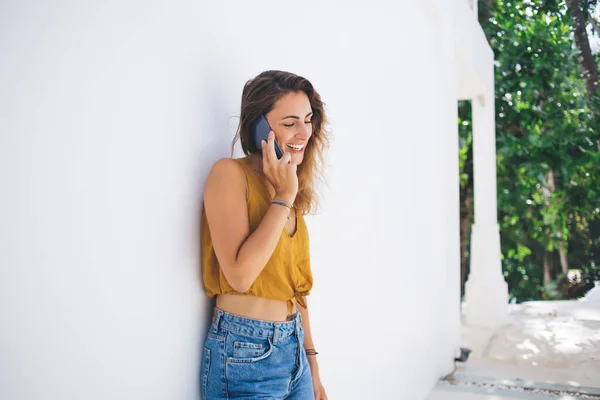 Mulher Encaracolado Olhando Para Lado Enquanto Fala Telefone Móvel Com — Fotografia de Stock