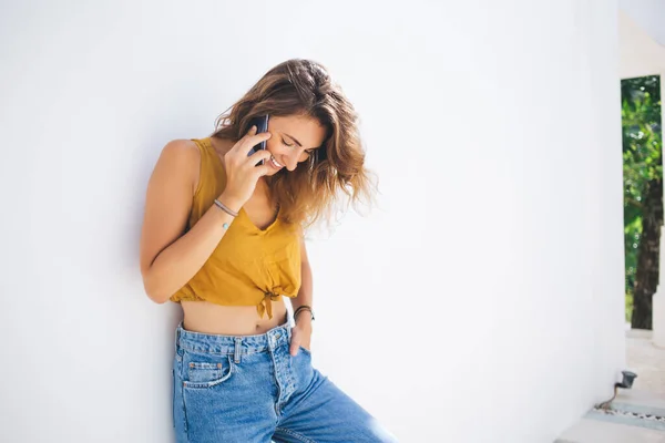 Mulher Moda Sorridente Topo Laranja Verão Conversando Telefone Celular Enquanto — Fotografia de Stock