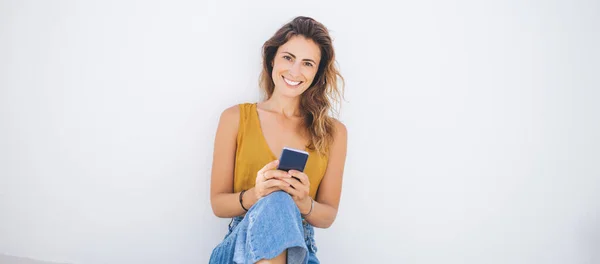 Vrolijke Vrolijke Vrouw Gele Top Blauwe Jeans Met Bruin Haar — Stockfoto