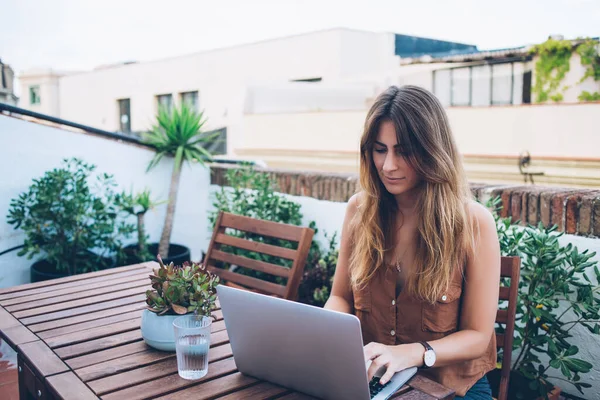 Mulher Roupas Casuais Digitando Teclado Laptop Enquanto Senta Mesa Com — Fotografia de Stock