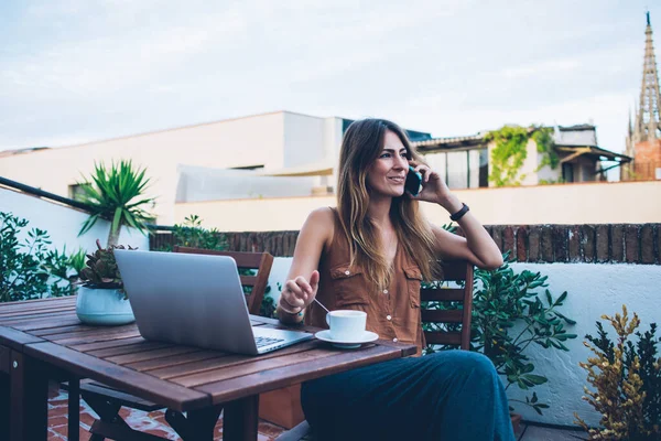 Travailleuse Réfléchie Distance Tenue Décontractée Faisant Appel Téléphone Tout Étant — Photo