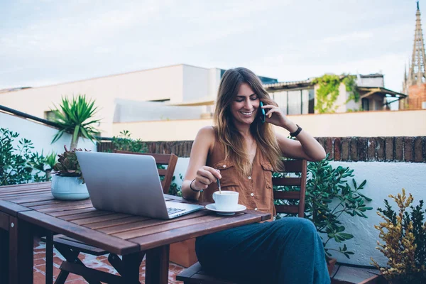 Telelavoratrice Sorridente Abiti Casual Che Prende Una Pausa Parla Telefono — Foto Stock