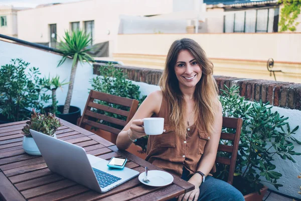 Genç Gülümseyen Kadın Serbest Yazar Terasta Dizüstü Bilgisayarla Oturuyor Elinde — Stok fotoğraf