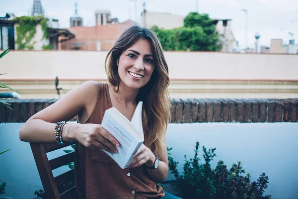 Charismatische Ontspannen Vrouw Casual Kleding Glimlachen Camera Terwijl Zitten Stoel — Stockfoto