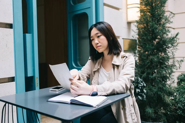 Lugn Allvarlig Asiatisk Kvinna Uppmärksamt Läsa Dokument Med Öppen Anteckningsbok — Stockfoto