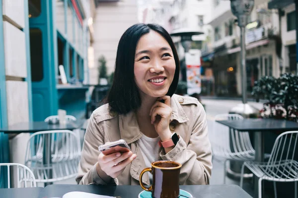 Alegre Adulto Hermosa Hembra Asiática Chaqueta Casual Con Smartwatch Surf — Foto de Stock