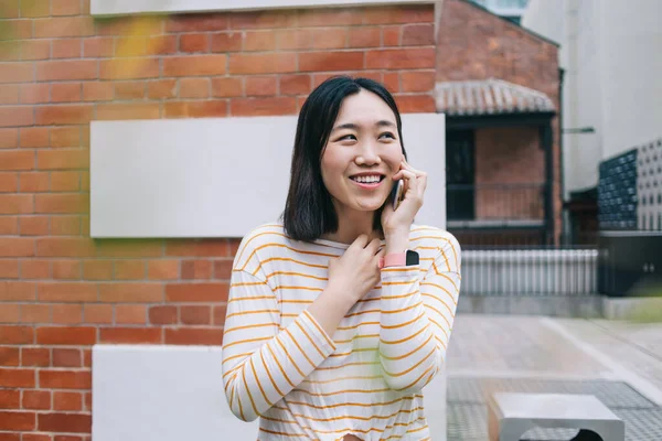 Optimistisk Asiatisk Kvinna Casual Outfit Repar Bröstet Och Ler När — Stockfoto