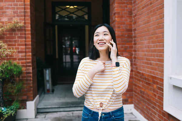 Glada Asiatiska Dam Casual Outfit Vidröra Bröstet Och Titta Bort — Stockfoto