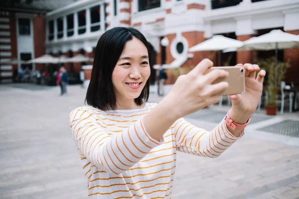 Glada Asiatisk Kvinna Orange Randig Skjorta Tar Selfie Smartphone Och — Stockfoto