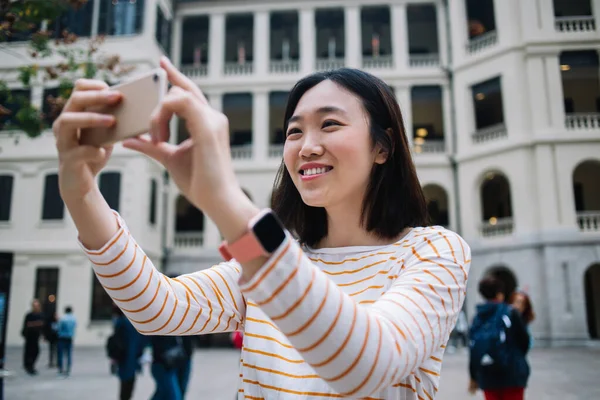 Nízký Úhel Veselý Etnický Turista Přátelský Úsměvem Pomocí Smartphonu Aby — Stock fotografie