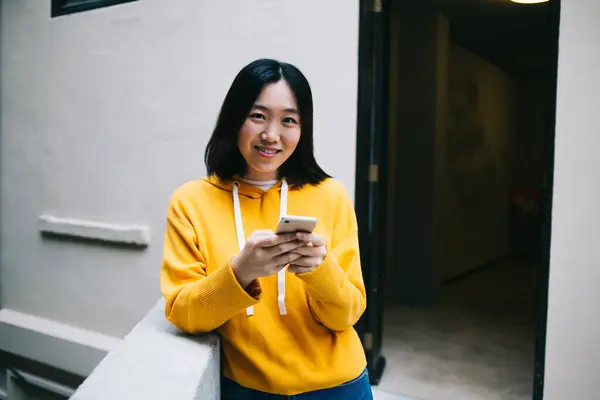 Mladý Veselý Krátký Vlasy Asijské Žena Sobě Žlutá Mikina Telefonem — Stock fotografie
