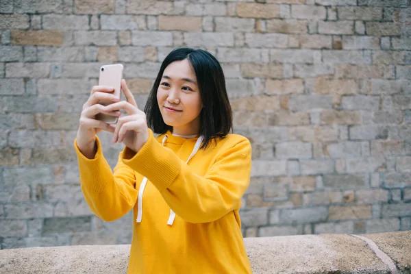 Glad Modern Asiatisk Kvinna Casual Kläder Tar Selfie Smartphone När — Stockfoto