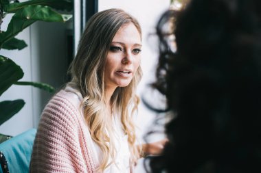 Güzel, beyaz saçlı, modaya uygun saç stili olan bir kadın. Tatilde kafenin içinde oturmuş biriyle konuşuyor. Çekici, 20 'li yaşlarda yeniyetme bir kız.