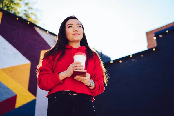 Kinesiska Bloggare Talet Med Mobiltelefon Och Koffein Dryck Står Urban — Stockfoto