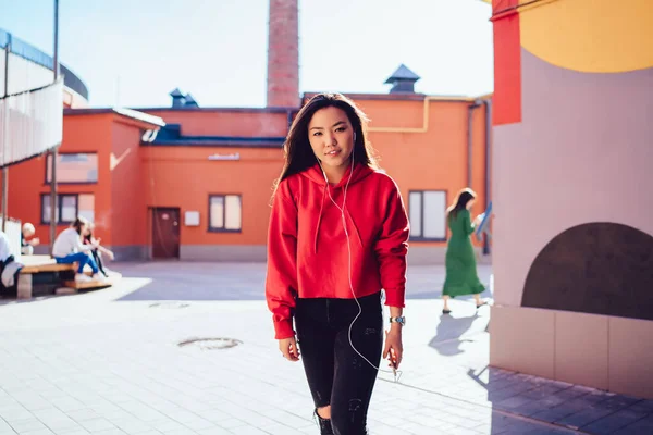 Bela Adolescente Chinesa Fones Ouvido Eletrônicos Andando Rua Cidade Olhando — Fotografia de Stock