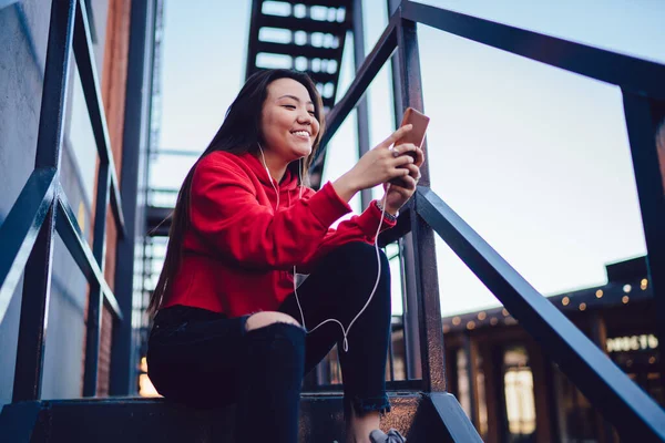 Millennial Japonská Žena Vyhledávání Populární Písně Přes Smartphone Media Aplikace — Stock fotografie