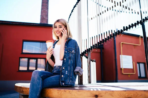 Menina Hipster Alegre Com Taça Takeaway Fazendo Conversa Celular Positivo — Fotografia de Stock