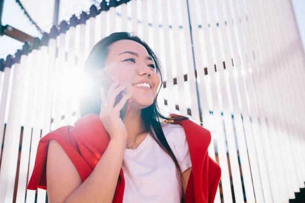 Японская Женщина Милой Улыбкой Лице Используя Роуминг Подключение Интернету Звонка — стоковое фото