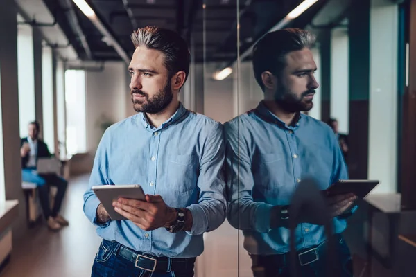 Hombre Guapo Elegante Adulto Camisa Azul Clásica Denim Con Barba —  Fotos de Stock