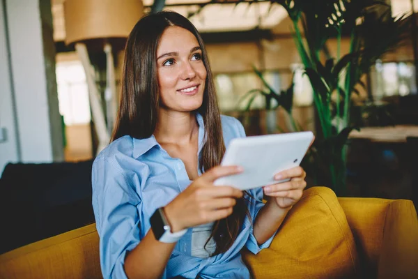 Bella Donna Caucasica Vestita Abbigliamento Casual Guardando Altrove Durante Aggiornamento — Foto Stock