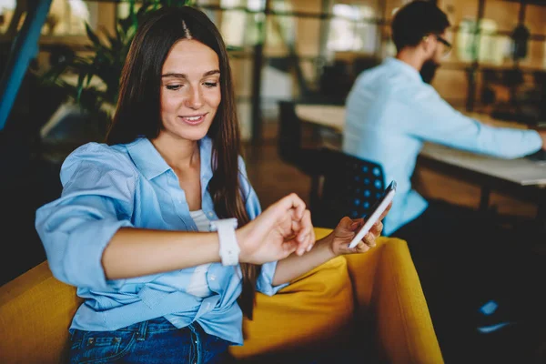 Despreocupado Mujer Caucásica 20S Comprobar Tiempo Reloj Inteligente Portátil Durante — Foto de Stock