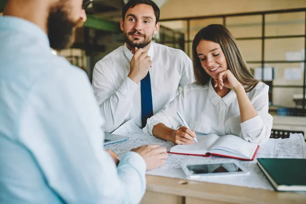 Gruppe Junger Männlicher Und Weiblicher Architekten Diskutiert Ideen Für Technische — Stockfoto