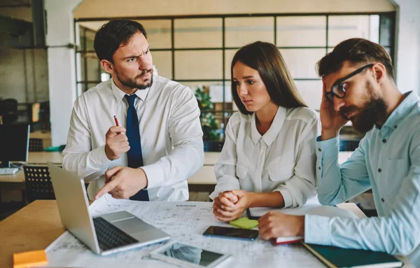 Kaukasischer Chef Unzufrieden Mit Projektmitarbeitern Die Stress Und Kopfschmerzen Vom — Stockfoto