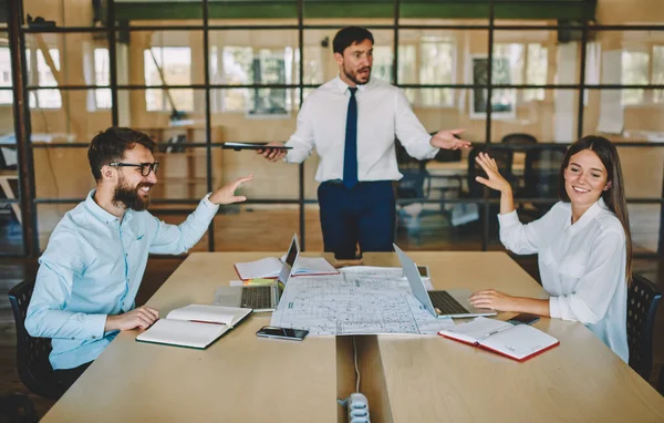 Zakenman Teleurgesteld Van Partners Negeren Idee Voor Productief Werk Van — Stockfoto