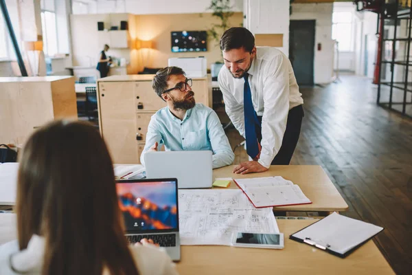 Uomini Professionisti Che Discutono Idee Strategia Produttiva Azienda Alla Ricerca — Foto Stock