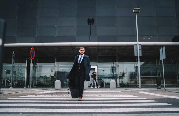 Confident Manager Wearing Formal Clothes Luggage Looking Camera While Walking — Stock Photo, Image