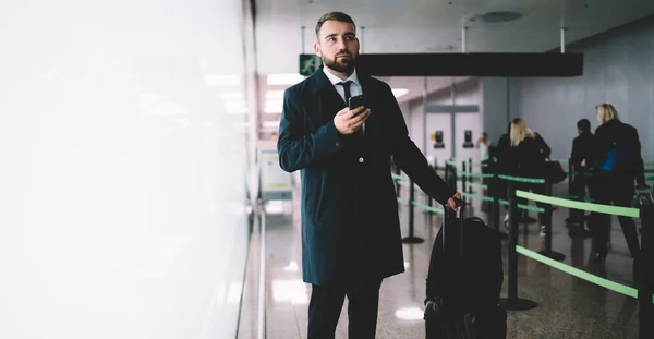 Junge Umtriebige Geschäftsleute Festlicher Kleidung Mit Koffer Und Smartphone Stehen — Stockfoto