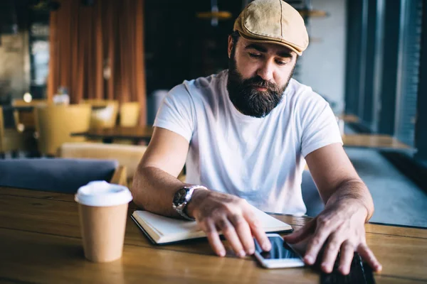 Grave Maschio Barbuto Che Lavora Caffè Scrittura Interna Nel Taccuino — Foto Stock