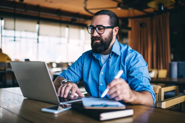 Lachende Welvarende Volwassen Mannelijke Schrijver Met Behulp Van Laptop Computer — Stockfoto