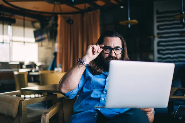 Hombre Barbudo Confianza Gafas Mirando Computadora Portátil Pensando Trabajo Sentado — Foto de Stock