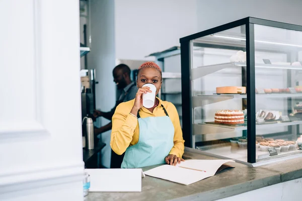 Africano Americano Linda Jovem Mulher Avental Beber Xícara Bebida Fresca — Fotografia de Stock