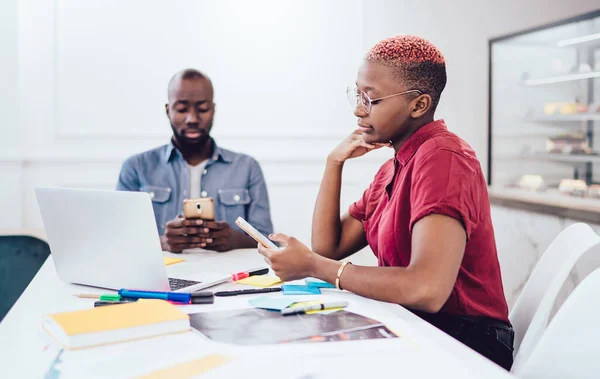 Colaboradores Afroamericanos Casuales Hombres Mujeres Que Buscan Información Relacionada Con — Foto de Stock