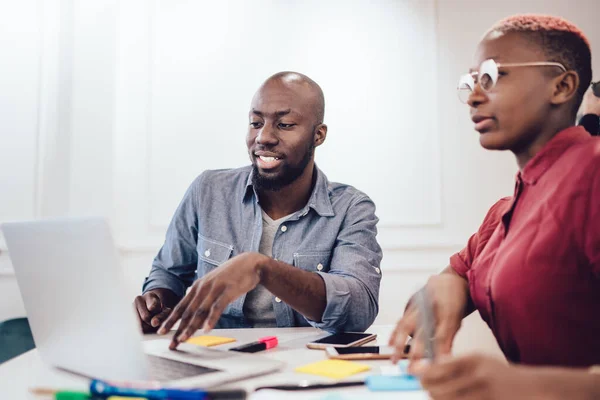 Ocupados Compañeros Trabajo Negros Sentados Mesa Con Ordenador Portátil Mientras — Foto de Stock