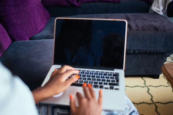 Immagine Ritagliata Donna Dalla Pelle Scura Utilizzando Tecnologia Casa Prenotazione — Foto Stock