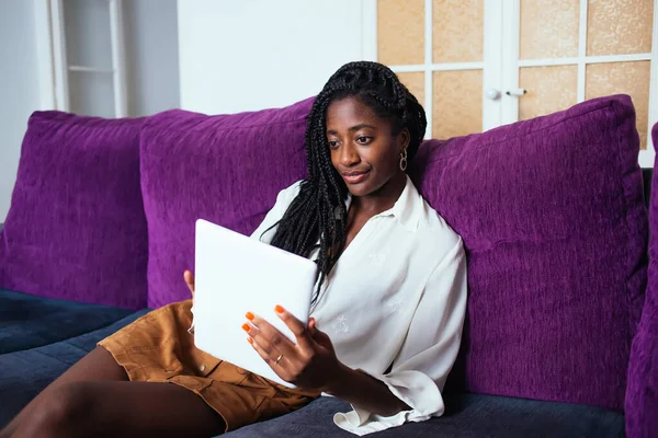 Afro Amerikaanse Duizendjarige Vrouw Maken Van Bankieren App Touchpad Rusten — Stockfoto