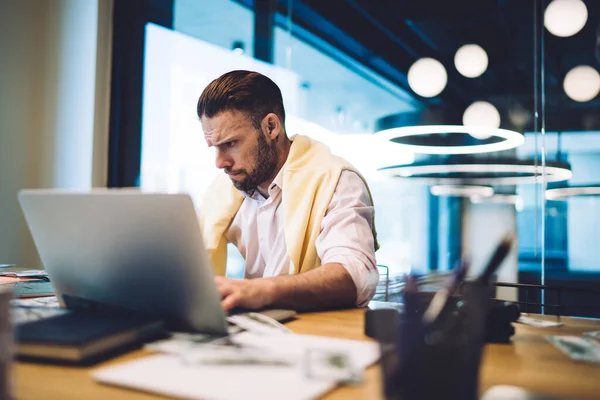 Allvarlig Koncentrerad Skäggig Manlig Entreprenör Formella Kläder Sitter Vid Träbord — Stockfoto